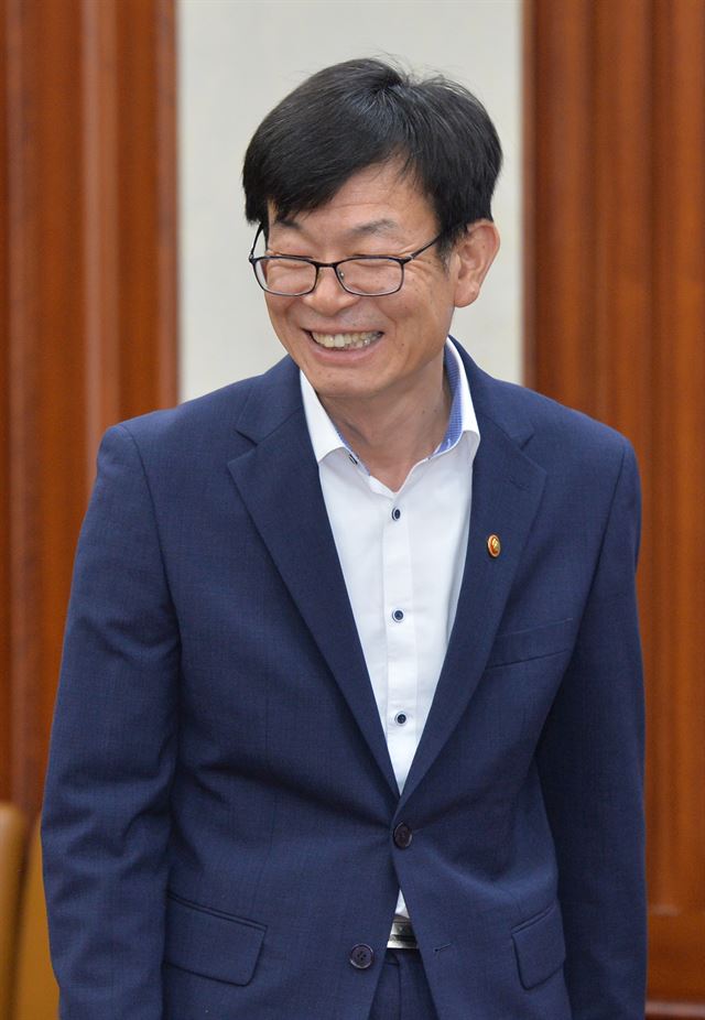 김상조 공정거래위원장이 9일 오전 서울 세종로 정부서울청사에서 열린 경제관계장관회의에 입장하고 있다. 뉴스1