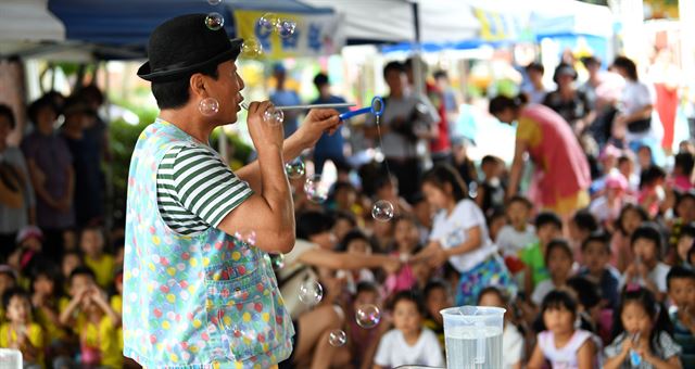 행사전 삐에로가 비누방울쇼를 하고 있다 /2017-08-09(한국일보)