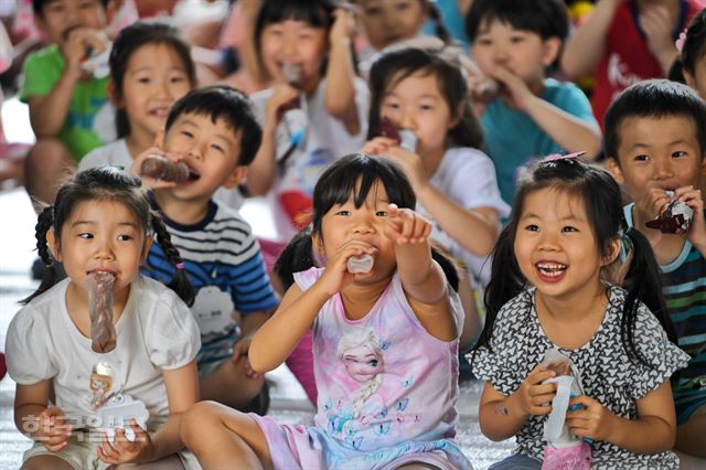 삐에로의 공연을 보며 즐거워 하는 어린이들 (한국일보)