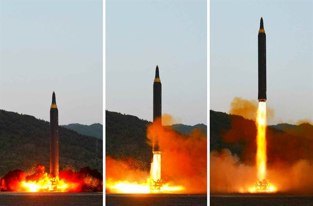 북한 조선중앙통신이 보도한 5월 14일 지대지 중장거리 전략 탄도미사일(IRBM) ‘화성-12’형 시험 발사 장면. 연합뉴스