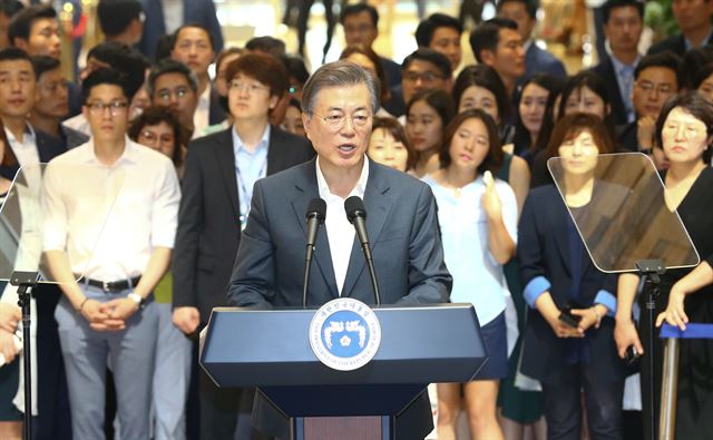 문재인 대통령이 9일 오후 서울 서초구 서울성모병원을 찾아 건강보험 보장강화 정책 발표를 하고 있다. 연합뉴스