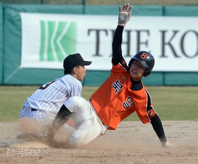 제43회 봉황대기 천안 북일고와 광주 진흥고의 경기 모습. 한국일보 자료사진