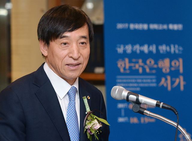 이주열 한국은행 총재가 10일 오후 서울 관악구 서울대 규장각한국학연구원 전시실에서 열린 한국은행 위탁고서 특별전 개막식에 참석해 축사를 하고 있다. 뉴스1