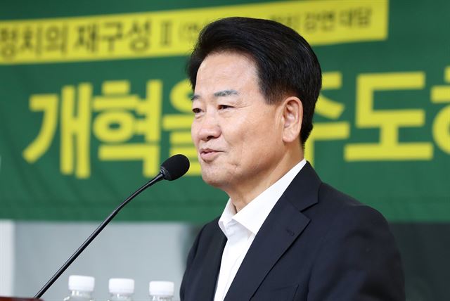 정동영 국민의당 의원이 10일 국회 의원회관에서 열린 토론회에 참석해 당 개혁 방안 등에 관한 강연을 하고 있다. 연합뉴스