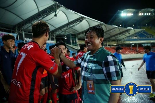 승리의 기쁨을 만끽하는 김정혁(오른쪽) 목포시청 감독과 선수들. 대한축구협회 제공