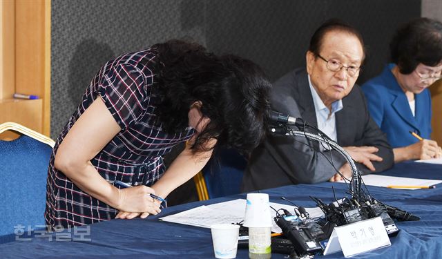 90도 사과. 10 일 박기영 과학기술혁신본부장이 서울 강남구 역삼동 과학기술회관에서 열린 과학기술계 간담회에서 황우석 사태에 대해 머리 숙여 사과 하고 있다 .2017.08.10 신상순 선임기자ssshin@hankookilbo.com