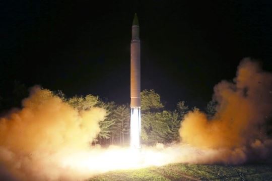 지난달 28일 북한이 발사한 대륙간탄도미사일급(ICBM) ‘화성-14’형 미사일. 연합뉴스