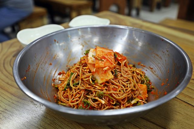 갓 뽑아낸 막국수. 춘천에 가면 진짜 막국수를 맛볼 수 있다