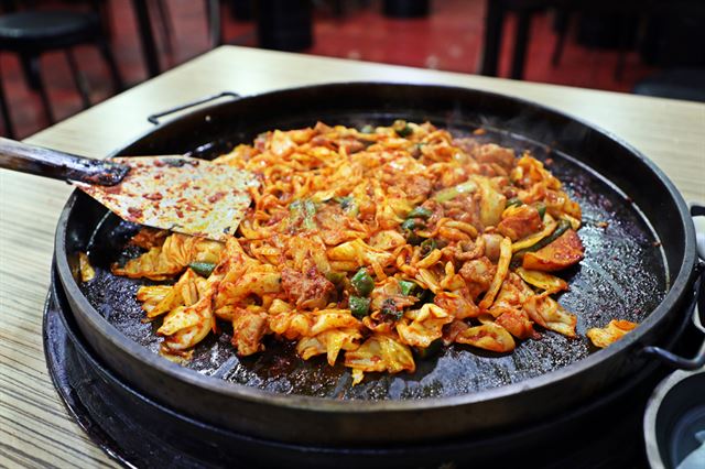 대표적인 철판 닭갈비. 다 먹은 후 볶아 먹는 밥은 별미 중 별미다