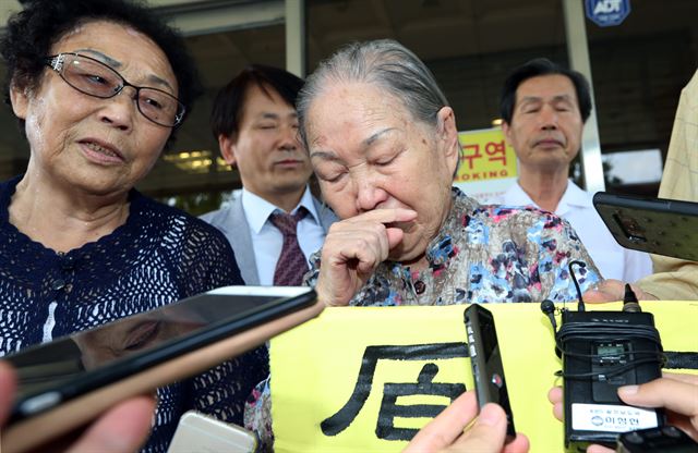 일본 전범기업 미쓰비시를 상대로 2차 손해배상 청구 소송을 제기한 일제 강제노역 피해자 김재림 할머니(오른쪽)가 11일 오후 광주 동구 지산동 광주지법 청사 앞에서 기자회견 도중 눈물을 훔치고 있다. 왼쪽은 1차 손해배상 소송 원고인 양금덕 할머니. 2차 소송 재판부는 이날 원고 일부 승소 판결을 했다. 2017.8.11 광주=연합뉴스