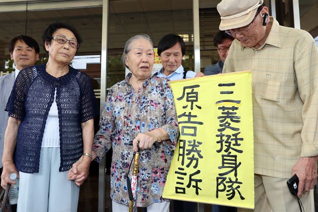 일본 전범기업 미쓰비시를 상대로 2차 손해배상 청구 소송을 제기한 일제 강제노역 피해자 김재림 할머니(가운데)와 유가족 오철석(오른쪽)씨가 11일 오후 광주 동구 지산동 광주지법 청사를 나서고 있다. 왼쪽은 1차 손해배상 소송의 원고 양금덕 할머니. 2차 소송 재판부는 이날 원고 일부 승소 판결을 했다. 2017.8.11 광주=연합뉴스