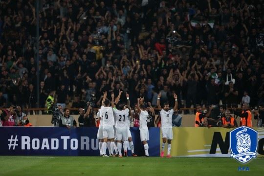 이란 축구대표팀 선수들이 지난해 10월 테헤란에서 열린 한국과 월드컵 최종예선 4차전에서 득점한 뒤 홈 팬들과 기쁨을 나누는 모습. 대한축구협회 제공