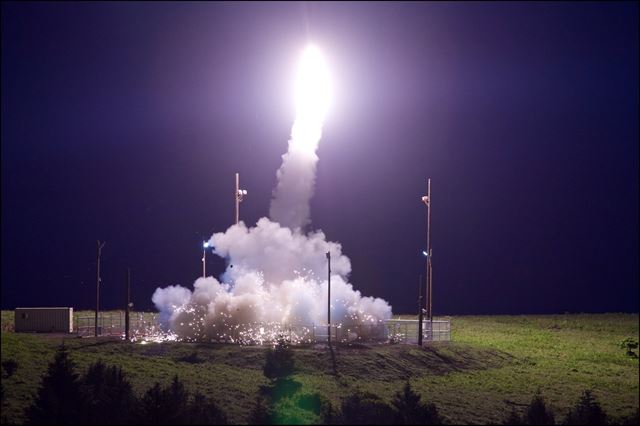 7월 11일 미국 알래스카주 코디악 기지의 사드(THAAD)가 태평양 상공에서 발사된 중거리 탄도미사일을 격추하기 위한 요격 미사일을 발사하고 있다. 한국일보 자료사진