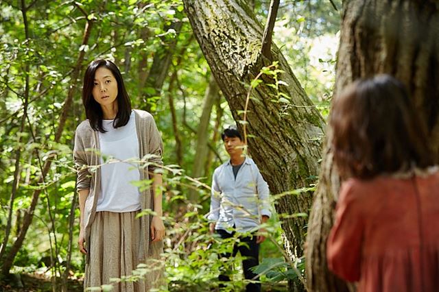 영화 '장산범' 속 한 장면. 배우 염정아는 아들을 잃은 상처에서 벗어나지 못하는 엄마 희연을 절절하게 연기한다. NEW 제공