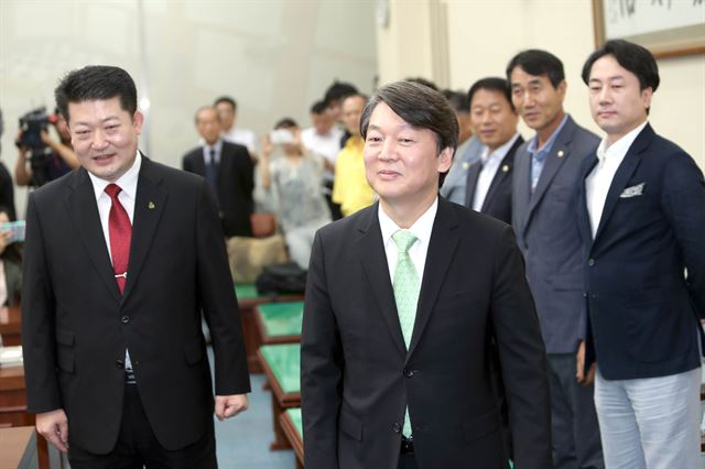 국민의당 안철수 전 대표가 11일 부산시의회 브리핑룸에서 기자회견을 하기 앞서 배준현 부산시당위원장의 안내를 받으며 입장하고 있다. 연합뉴스