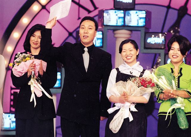 이문세가 1997년 SBS ‘이문세의 라이브’에서 진행하고 있다. 이문세는 빼어난 가수이면서도, 진행자로도 뛰어난 역량을 보였다. 한국일보 자료사진