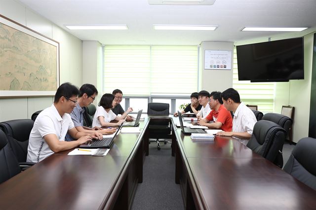 한국국학진흥원 국학정보센터 전문가들이 진흥원 내 회의실에서 조선시대 일기에 대한 회의를 하고 있다. 한국국학진흥원 제공