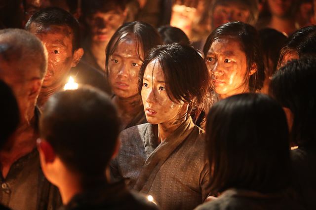 ‘군함도’의 말년은 하시마의 유곽에 끌려온 소녀들을 보살피며 일본에 맞서는 인물이다. CJ엔터테인먼트 제공