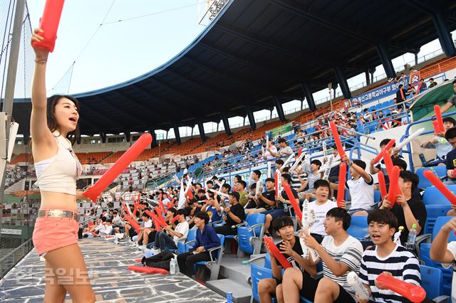 12일 서울 목동야구장에서 개막한 제45회 봉황대기 전국고교야구대회 개막경기 동산고-휘문고 경기에서 동산고 응원단이 NC다이노스 치어리더와 함께 응원구호를 외치고 있다. 2017.08.12 신상순 선임기자ssshin@hankookilbo.com /2017-08-12(한국일보)