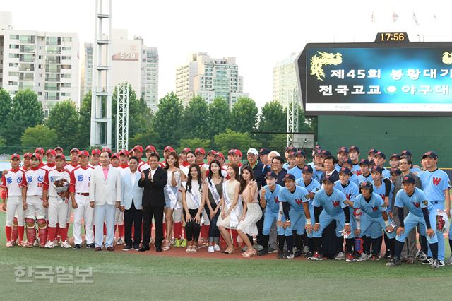 [저작권 한국일보]12일 서울 목동야구장에서 열린 제45회 봉황대기 전국고교야구대회 개막식에서 이준희 한국일보사장과 김응용 대한야구소프볼협회 회장등이 휘문고,동산고 선수단과 기념 촬영을 하고 있다 . 2017.08.12 신상순 선임기자ssshin@hankookilbo.com /2017-08-12(한국일보)