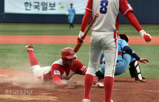 [170812-16] [저작권 한국일보]12일 서울 목동야구장에서 열린 제45회 봉황대기 전국고교야구대회 개막식에서 휘문고 대 동산고. 슬이딩으로 홈으로 들어오고는 동산고. 2017.08.12 신상순 선임기자ssshin@hankookilbo.com /2017-08-12(한국일보)