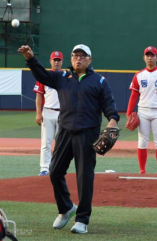 김응용 대한야구소프트볼협회장이 12일 서울 목동구장에서 열린 제45회 봉황대기 전국고교야구대회 개막식에서 시구를 하고 있다. 신상순 선임기자