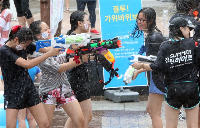 12일 경남 창원시 성산구 상남분수광장에서 열린 물총축제에서 참가자들이 신나게 물을 쏘고 있다. 창원=연합뉴스