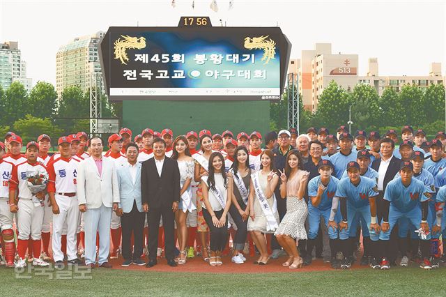 12일 목동구장에서 열린 봉황대기 개막식에서 이준희 본보 사장과 김응용 대한야구소프볼협회장, 휘문고, 동산고 선수단이 기념 촬영을 하고 있다. 신상순 선임기자ssshin@hankookilbo.com