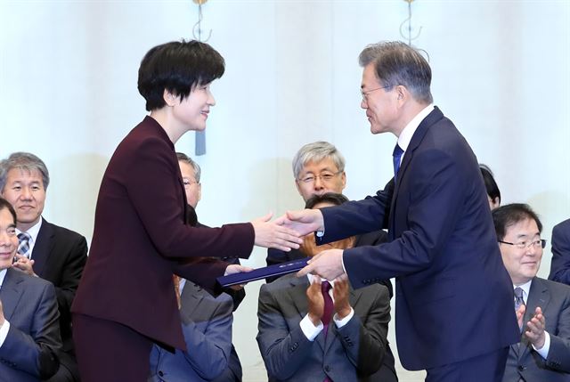 문재인 대통령이 14일 오전 청와대에서 김영주 고용노동부 장관에게 임명장을 수여하고 있다. 연합뉴스