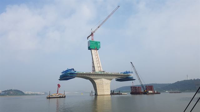 건설 중인 월드컵대교 주탑. 서울시 제공