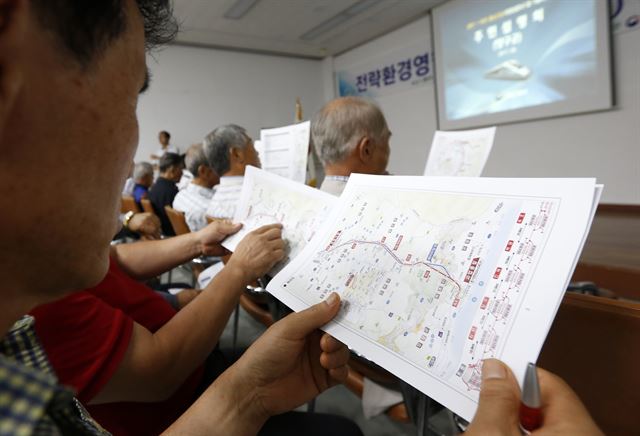 1일 오후 강원 양구군 양구문화복지센터에서 열린 춘천∼속초 철도건설사업 전략환경영향평가(초안) 주민 설명회에서 참석자들이 노선도를 살펴보고 있다. 연합뉴스