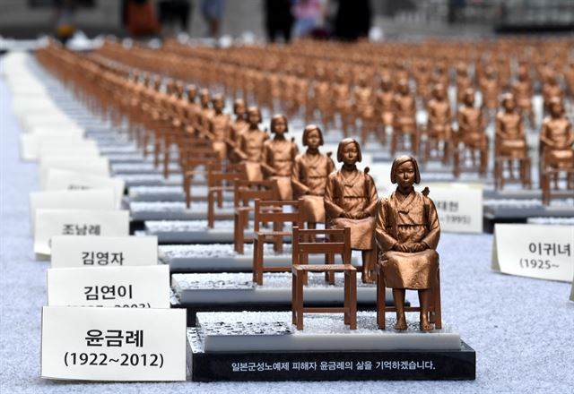 세계 일본군 '위안부' 기림일인 14일 오후 서울 종로구 청계광장에서 열린 '기림일, 인권과 평화로 소녀를 기억하다' 전시회에 평화의 소녀상이 자리하고 있다. 홍인기 기자