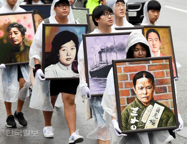 14일 오후 서울 세종로 광화문광장에서 항일여성독립운동 초상화 출정식에 참가한 학생들이 여성독립운동가 293명의 초상화를 들고 서대문형무소 역사관을 향해 거리행진을 하고 있다. 홍인기 기자