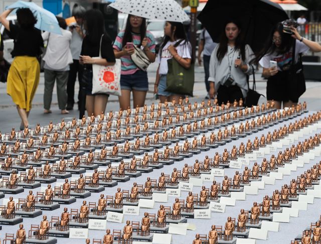 세계 일본군 '위안부' 기림일인 14일 서울 종로구 청계광장에서 열린 '기림일, 인권과 평화로 소녀를 기억하다' 전시회에서 시민들이 500개의 소녀상을 바라보고 있다. 서울=연합뉴스