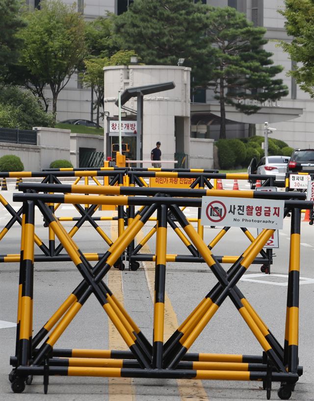 4일 국정원 청사 앞의 바리케이드. 연합뉴스