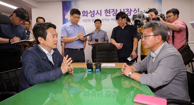 남경필(왼쪽) 경기지사가 14일 부실시공으로 논란을 빚고 있는 화성 동탄 현장시장실을 찾아 채인석 화성시장과 대책을 논의하고 있다. 경기도 제공