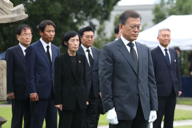 문재인 대통령이 광복절인 15일 오전 서울 용산구 효창동 백범 김구 묘역을 찾아 참배하고 있다. 연합뉴스