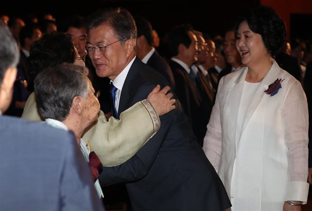 문재인 대통령이 15일 오전 세종문화회관에서 열린 제72주년 광복절 경축식에 참석하며 위안부 피해자 이용수 할머니를 따뜻하게 안아주고 있다. 왼쪽은 길원옥 할머니. 청와대사진기자단