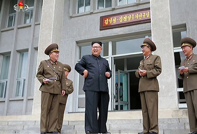 김정은 북한 노동당 위원장이 지난 14일 전략군사령부를 시찰하면서 김락겸 전략군사령관으로부터 '괌 포위사격' 방안에 대한 보고를 받았다고 조선중앙TV가 15일 보도했다. 연합뉴스