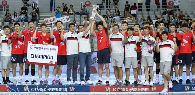 한국 남자핸드볼 대표팀이 15일 서울 송파구 SK핸드볼경기장에서 열린 2017 서울컵 국제핸드볼대회에서 이란을 꺾고 우승을 차지한 뒤 기념촬영을 하고 있다. 연합뉴스