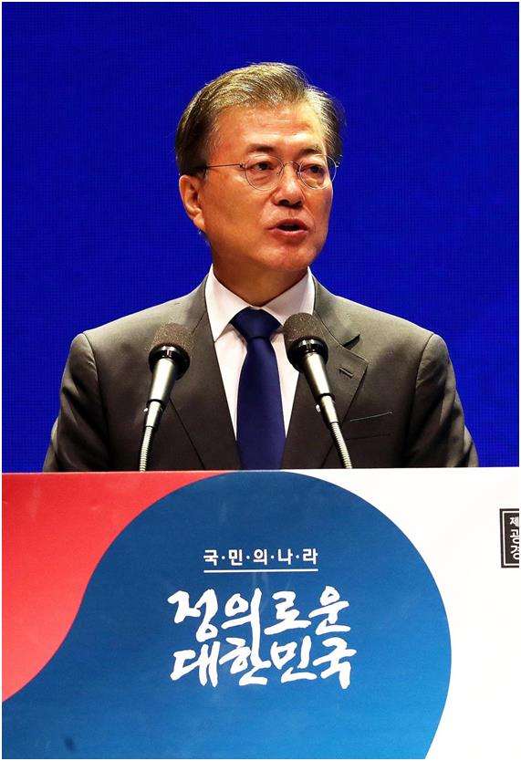 문재인 대통령이 15일 오전 서울 세종문화회관에서 열린 재72주년 광복절 경축식에서 경축사를 하고 있다. 고영권기자