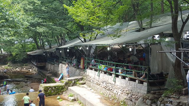 개발제한구역인 서울 노원구 수락산 계곡에서 한 식당이 불법 영업을 하고 있다. 서울시 제공