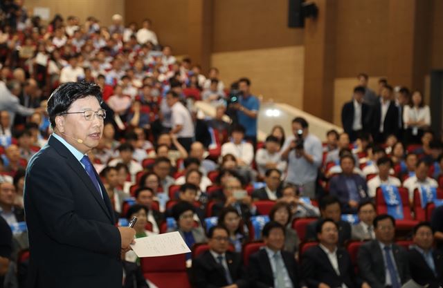 권선택 대전시장이 16일 국회에서 열린 '4차 사업혁명 특별시 대전, 비전보고 및 토론회'에서 4차 산업혁명에 대응해 시가 마련한 전략과 과제 등을 발표하고 있다. 대전시 제공