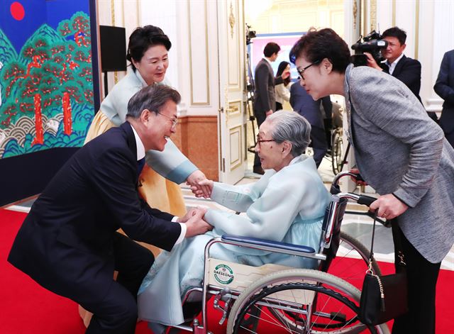 문재인(맨 왼쪽에서 첫 번째) 대통령과 김정숙(두 번째) 여사가 지난 14일 ‘제72주년 광복절’을 앞두고 청와대 영빈관에서 열린 독립유공자 및 유족과의 오찬 행사에 참석, 일본군 위안부 피해자인 김복동(세 번째) 할머니를 맞이하고 있다. 연합뉴스