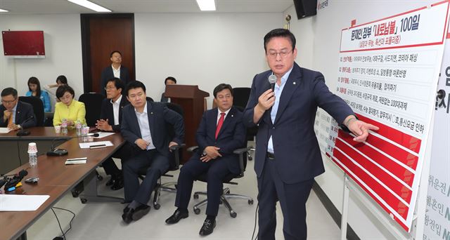 정우택 자유한국당 원내대표가 16일 국회에서 기자회견을 열어 '문재인 정부의 10대 내로남불'이 적힌 대형 패널을 준비해 스티커를 떼어 가며 설명하고 있다. 연합뉴스