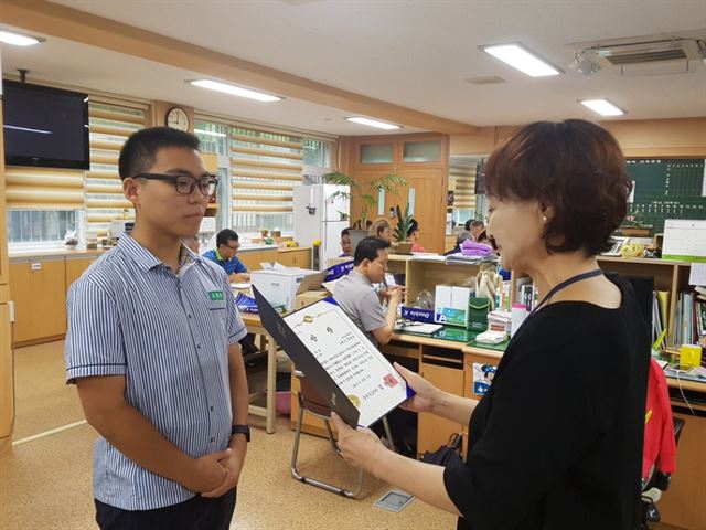 ‘제8회 나라(독도)사랑 글짓기 국제 대회’에서 경북도지사상을 수상한 2학년 홍현규군.