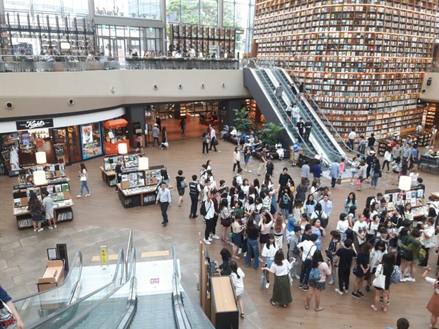 서울 강남구 코엑스몰을 찾은 시민들이 16일 쇼핑몰 내 일부 매장을 구경하고 있다. 김형준 기자