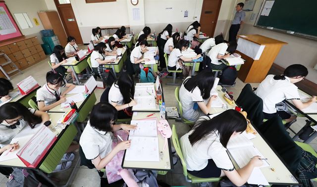 7일 오후 경기도 수원시 팔달구 영복여자고등학교에서 3학년 학생들이 공부를 하고 있다. 연합뉴스