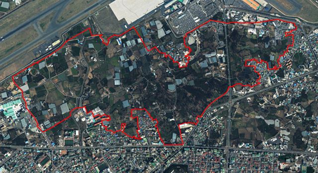 제주도는 16일자로 광역복합환승센터 개발 예정지인 제주국제공항 주변 일대를 개발행위허가 제한지역(빨간선 내)으로 지정해 고시했다.