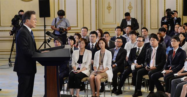 문재인 대통령이 17일 취임 100일 맞아 청와대 영빈관에서 기자회견을 갖고 있다. 고영권 기자